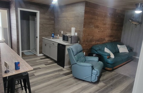 Gypsum Cabin | Make time for Lake Time! Close to FERRIES, BEACHES, & CEDAR POINT! Entire House