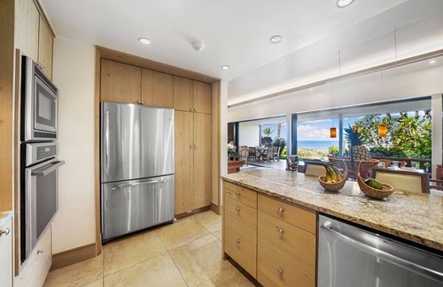 Wailea Condo | Makena Surf C-107 Ocean Views High-end Mattresses Gourmet Kitchen Local Art