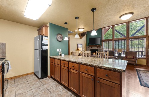 Reeds Spring Cabin | Makin Memories Lodge 6 Bedroom Cabin by RedAwning
