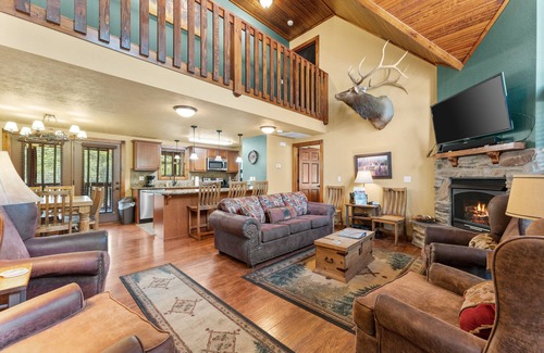 Reeds Spring Cabin | Makin Memories Lodge 6 Bedroom Cabin by RedAwning