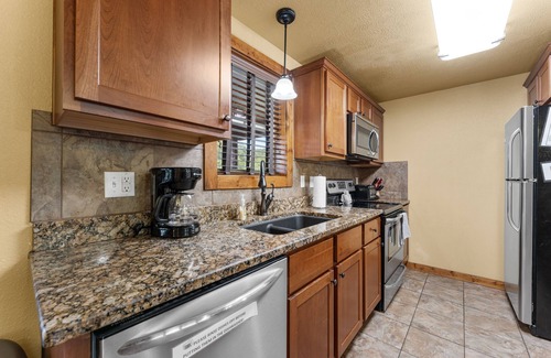 Reeds Spring Cabin | Makin Memories Lodge 6 Bedroom Cabin by RedAwning
