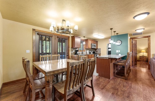 Reeds Spring Cabin | Makin Memories Lodge 6 Bedroom Cabin by RedAwning