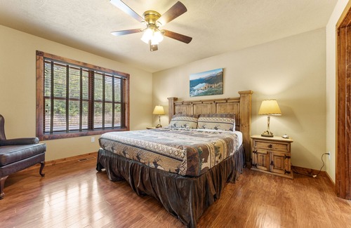 Reeds Spring Cabin | Makin Memories Lodge-sleeps 14 4 Bedroom Home by Redawning