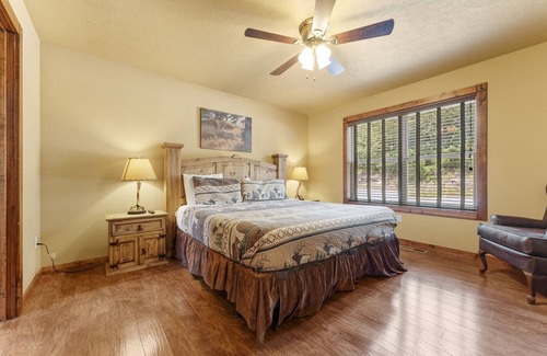 Reeds Spring Cabin | Makin Memories Lodge-sleeps 14 4 Bedroom Home by Redawning