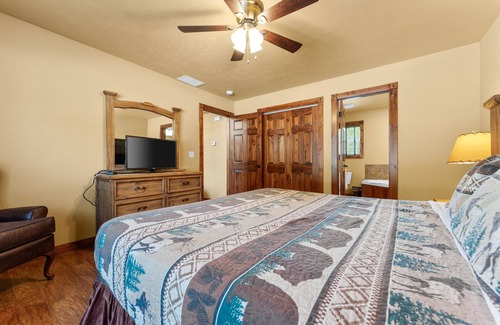 Reeds Spring Cabin | Makin Memories Lodge-sleeps 14 4 Bedroom Home by Redawning