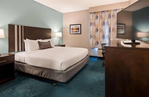 Blaine House | Making the Best Memories Along the Way! Free Breakfast, Pool, Free Parking
