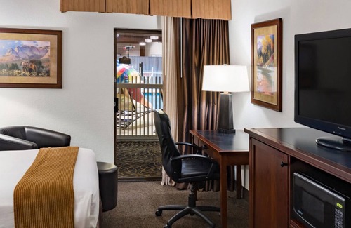 Casper House | Making The Best Memories Along The Way! Indoor Pool, Airport Shuttle!