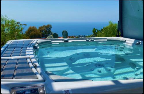 Malibu Villa | Malibu Glass House: Architectural w 180deg Views