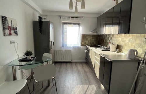 Bucharest Apartment | Mall Vitan Studio Eveline in delightful București with AC, WiFi