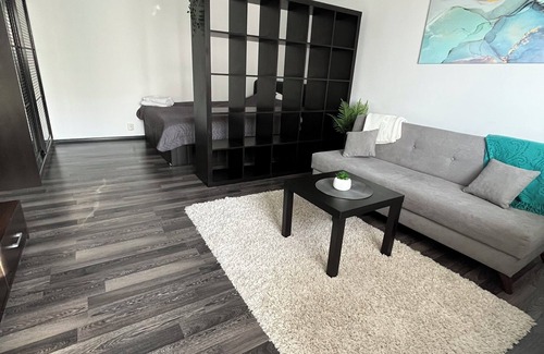 Bucharest Apartment | Mall Vitan Studio Eveline in delightful București with AC, WiFi