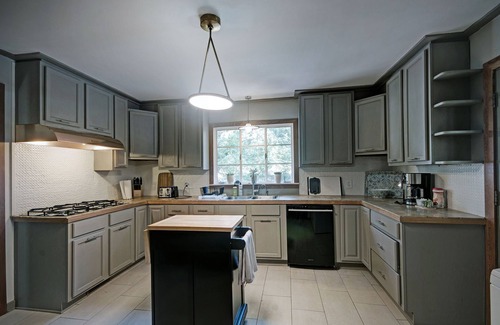 Tougaloo House | Mallard Manor: 3bd/2ba Home near WholeFoods