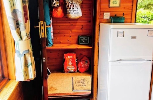 Allerthorpe Cabin | 'Mallard' - Secluded Rustic Lodge - Fishermans dream!nn