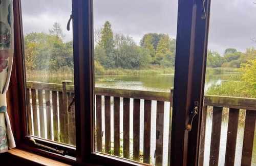 Allerthorpe Cabin | 'Mallard' - Secluded Rustic Lodge - Fishermans dream!nn