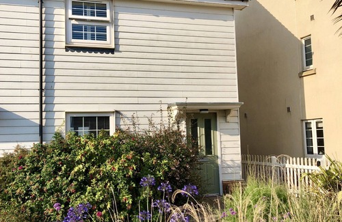 Camber Cottage | Mallow Cottage - a cottage that sleeps 4 guests in 2 bedrooms