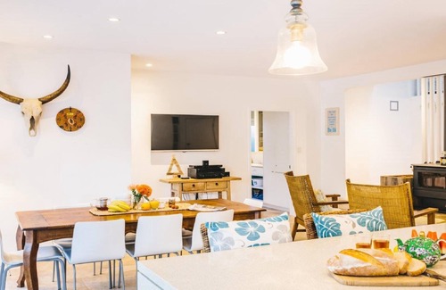 Macmasters Beach House | MALOLO | Costal Retreat , WIFI | Accom Holidays