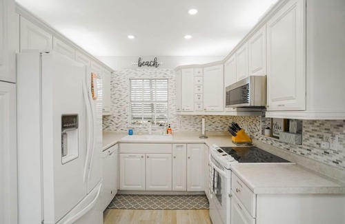 Bayshore Gardens House | Manatee Cove: Private Oasis with Wildlife, Hot Tub & Fun Game Room!