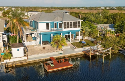 Spring Hill House | Manatee time! Waterfront Home, floating dock, kayaks, paddle boards, gulf access