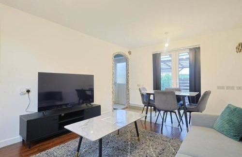 Levenshulme House | Manchester 3-Beds Sleeps 6 with On-site Parking