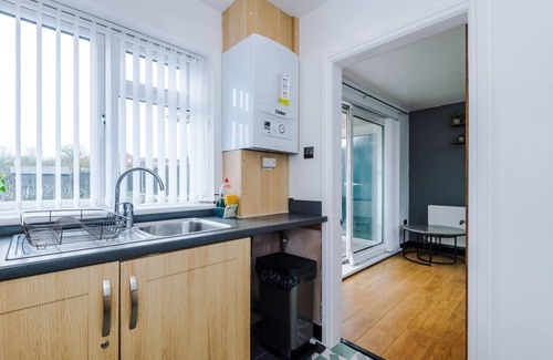 Pendlebury House | Manchester Hideaway – Cozy 3BR with FREE Parking