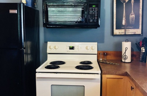 Marble Falls Cabin | Manda Shae: Charming Lakeside Escape Awaits You!