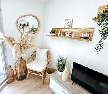 Mandelieu-La-Napoule Apartment | Mandelieu vacances RDC jardin, piscine, parking 2 chambres