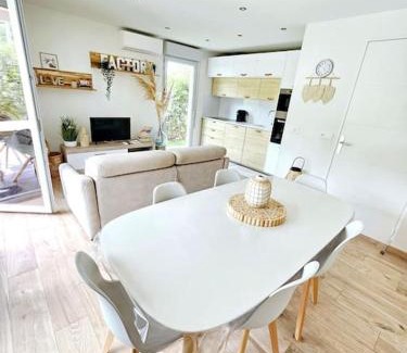 Mandelieu-La-Napoule Apartment | Mandelieu vacances RDC jardin, piscine, parking 2 chambres