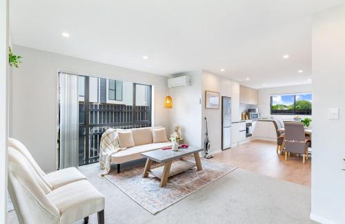 Mangere Bridge House | Māngere Three Bedrooms Retreat with Airport Conveniences