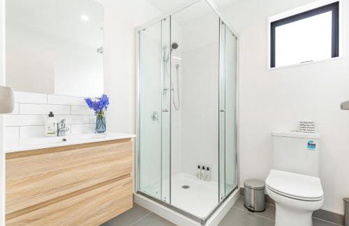 Mangere Bridge House | Māngere Three Bedrooms Retreat with Airport Conveniences