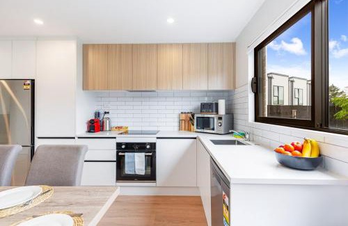 Mangere Bridge House | Māngere Three Bedrooms Retreat with Airport Conveniences