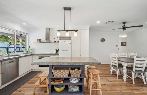 Toormina Apartment | Mango Cottage 12 – Spacious 6-Bedroom Coastal Escape with Pool