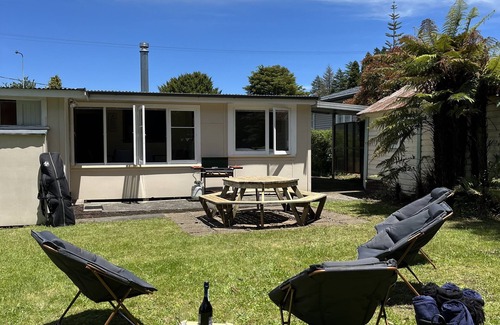 Mangakino House | Mango Mansion - 2 minute walk to the lake!