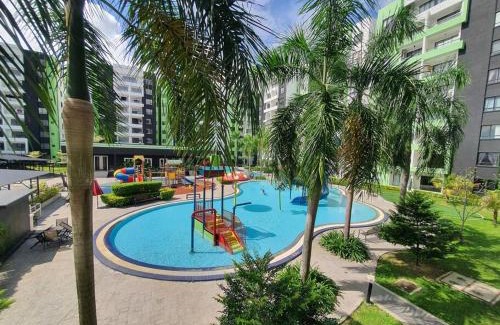 Kampung Kuala Pari Apartment | Manhattan Condo Ipoh with Water Park and Pool View