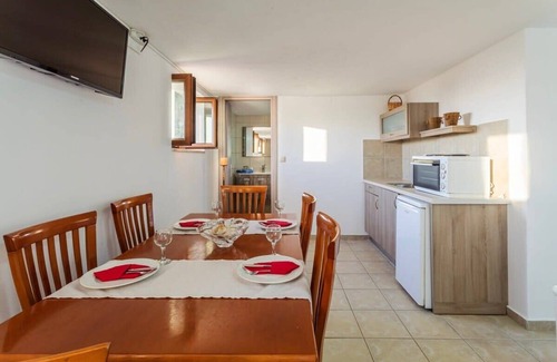 Lefktron Apartment | Mani Summer Escape - Spacious Home, Fully equipped