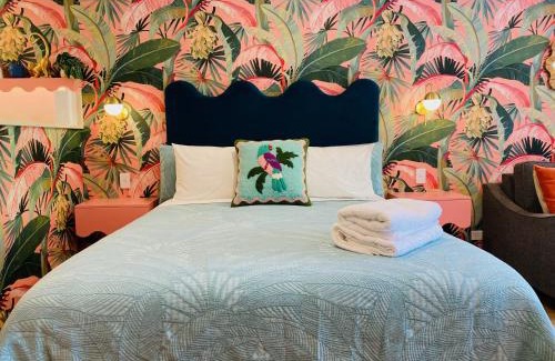 Manly Apartment | Manly Vibes - fabulous design with gym, sauna, streaming, right opposite wharf & beach