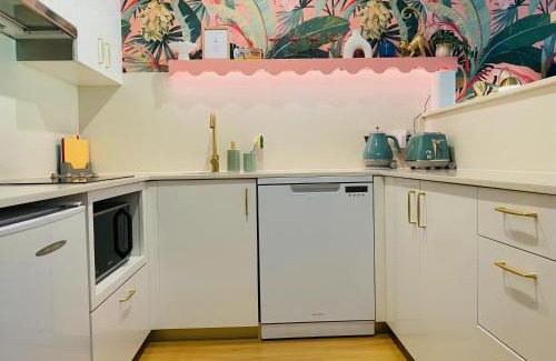 Manly Apartment | Manly Vibes - fabulous design with gym, sauna, streaming, right opposite wharf & beach