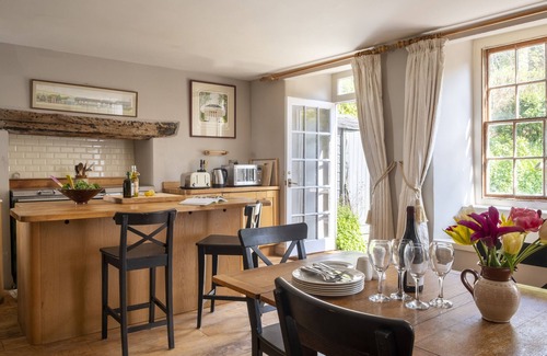 Dartmouth House | MANOR FARMHOUSE, pet friendly, luxury holiday cottage in Dittisham