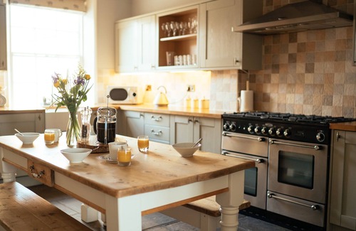 Ryther House | MANOR HOUSE, character holiday cottage, with hot tub in Tadcaster