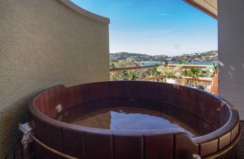 Village da Ferradura Villa | Mansão Imponente com Seis Suítes a 1min das Areias Praia da Ferradura Por Luxury Rentals