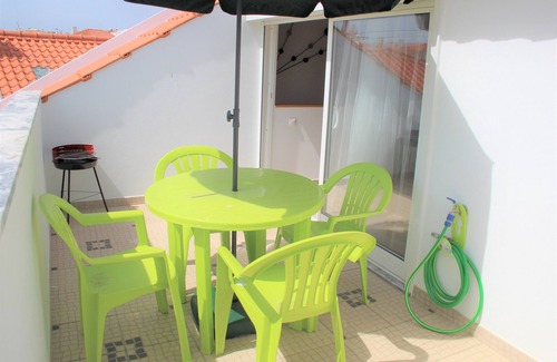 Peniche de Cima Apartment | Mansarda Studio w/Private Patio, 3 minutes walk from Peniche Beach