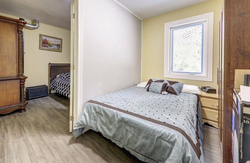 Bexley Cottage | Mansion like home 6 bedroom ,hottub in the woods