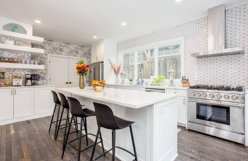 Morningside-Lenox Park House | Mansion on Monroe/Pool/7bd/7.5bath/Sleeps 15