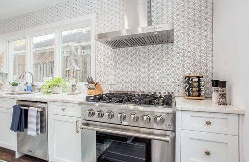 Morningside-Lenox Park House | Mansion on Monroe/Pool/7bd/7.5bath/Sleeps 15