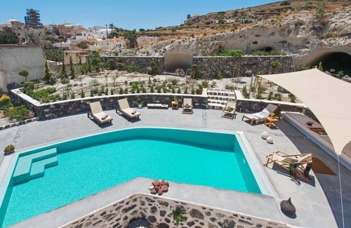 Emporio Villa | Mantilida villa The Cave