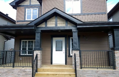 Timberlea Apartment | Maple Leaf Bedroom Su