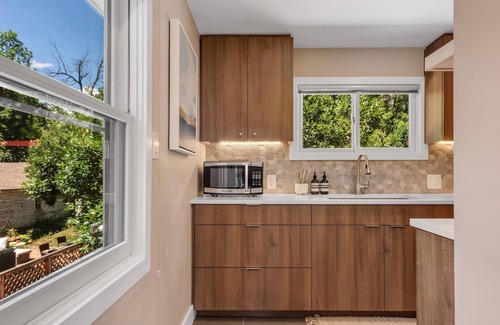 Mapleton Hill House | Mapleton Hill Luxe Treehouse - Walk to Trails & Downtown