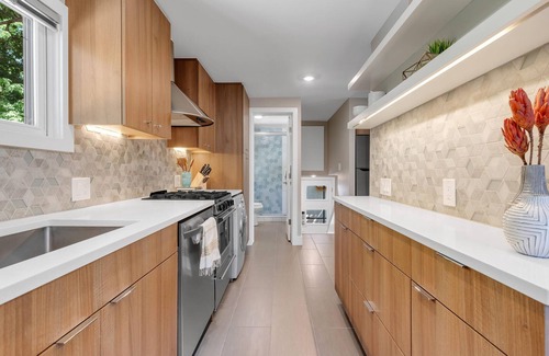 Mapleton Hill House | Mapleton Hill Luxe Treehouse - Walk to Trails & Downtown