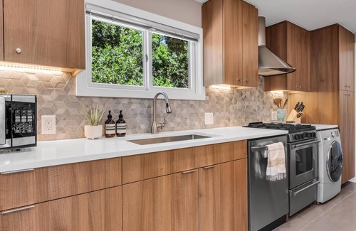 Mapleton Hill House | Mapleton Hill Luxe Treehouse - Walk to Trails & Downtown