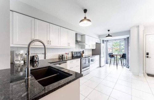 Aldershot House | Mapleview Burlington Gem-King bed-Stylish Townhome