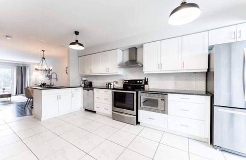 Aldershot House | Mapleview Burlington Gem-King bed-Stylish Townhome