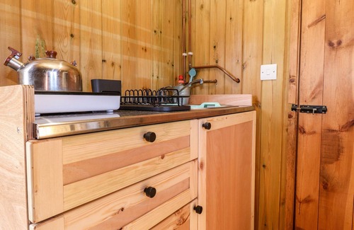 Dumfries Cottage | MAQUESSA SHEPHERD'S HUT, romantic, with a garden in Dumfries